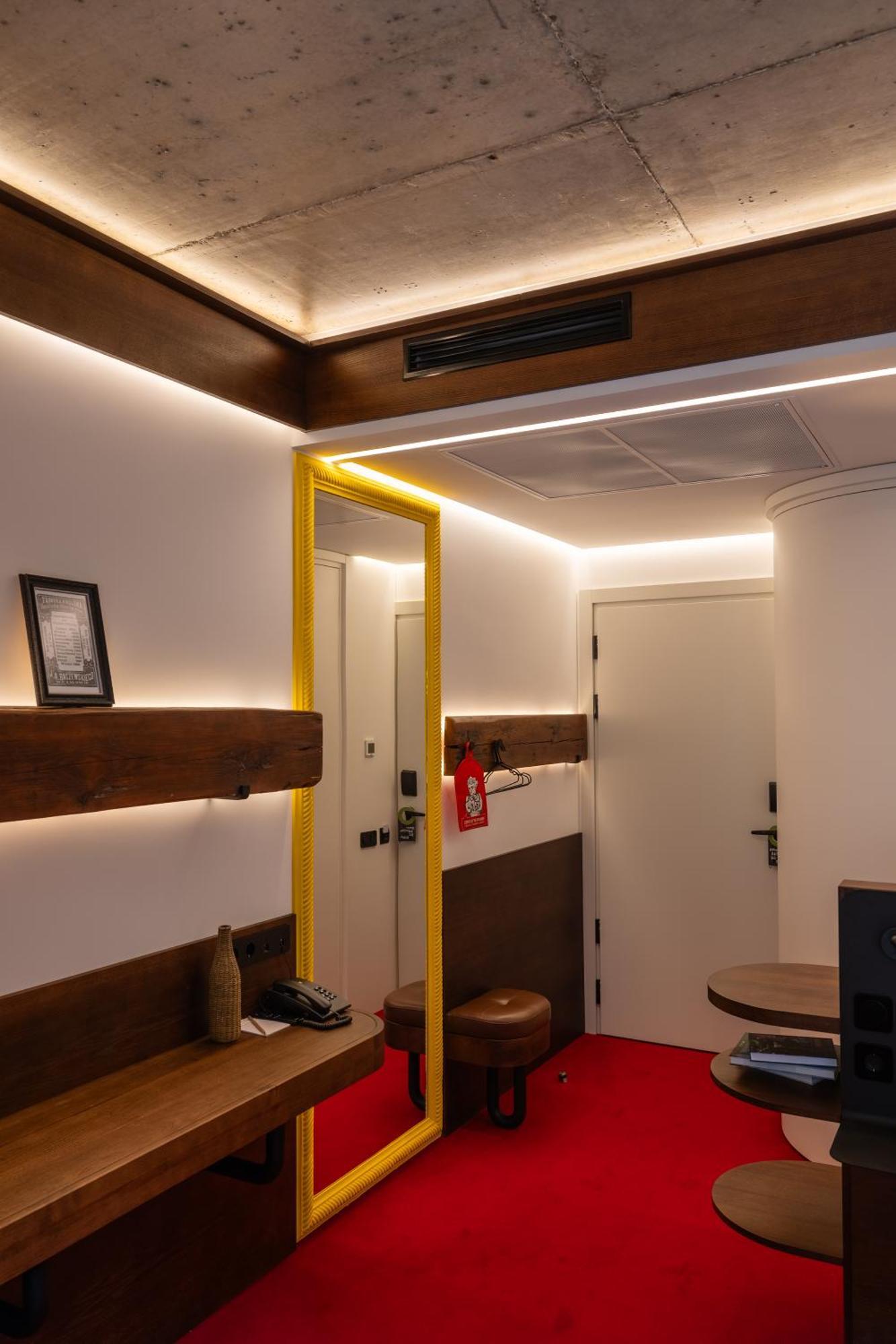 !Fest Hotel Rynok Square Lviv Luaran gambar