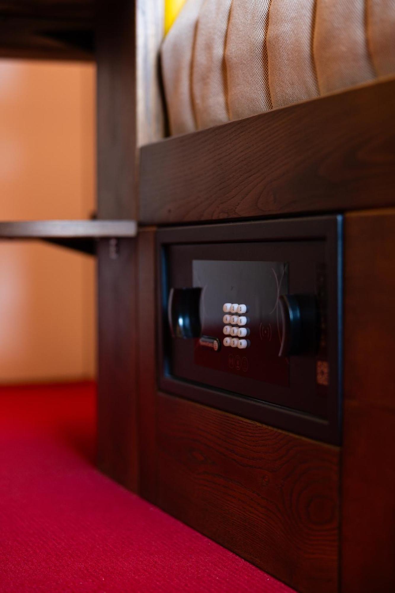 !Fest Hotel Rynok Square Lviv Luaran gambar
